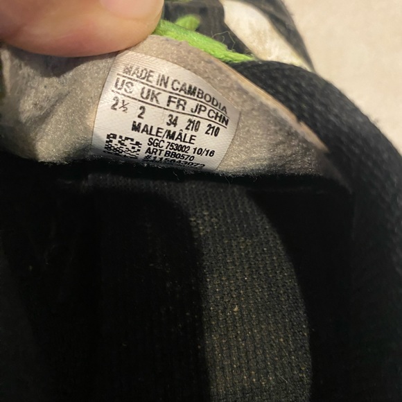 Used little boy soccer cleats - Picture 3 of 3